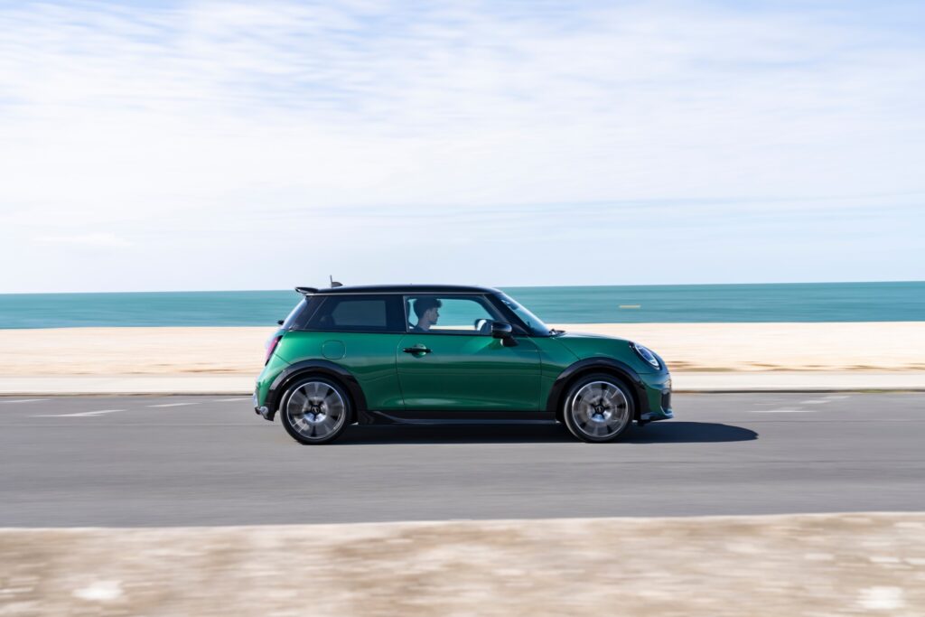 MINI Cooper S Paul Smith varian bensin dengan mesin 2.0 liter turbo