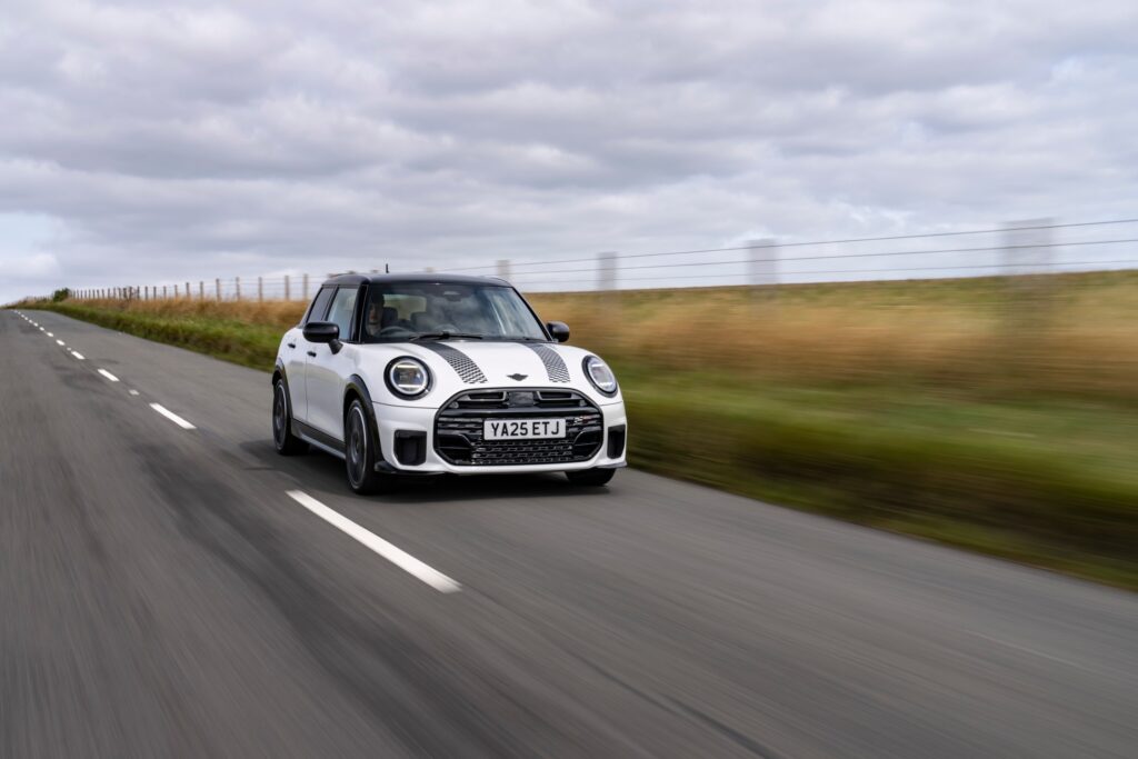 MINI Cooper S 5 Door warna putih dengan bonnet stripe hitam melaju di jalan