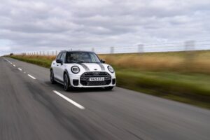 MINI Cooper S 5 Door warna putih dengan bonnet stripe hitam melaju di jalan