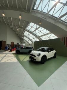 MINI Paul Smith Edition warna Inspired White dan Statement Grey dengan aksen Nottingham Green