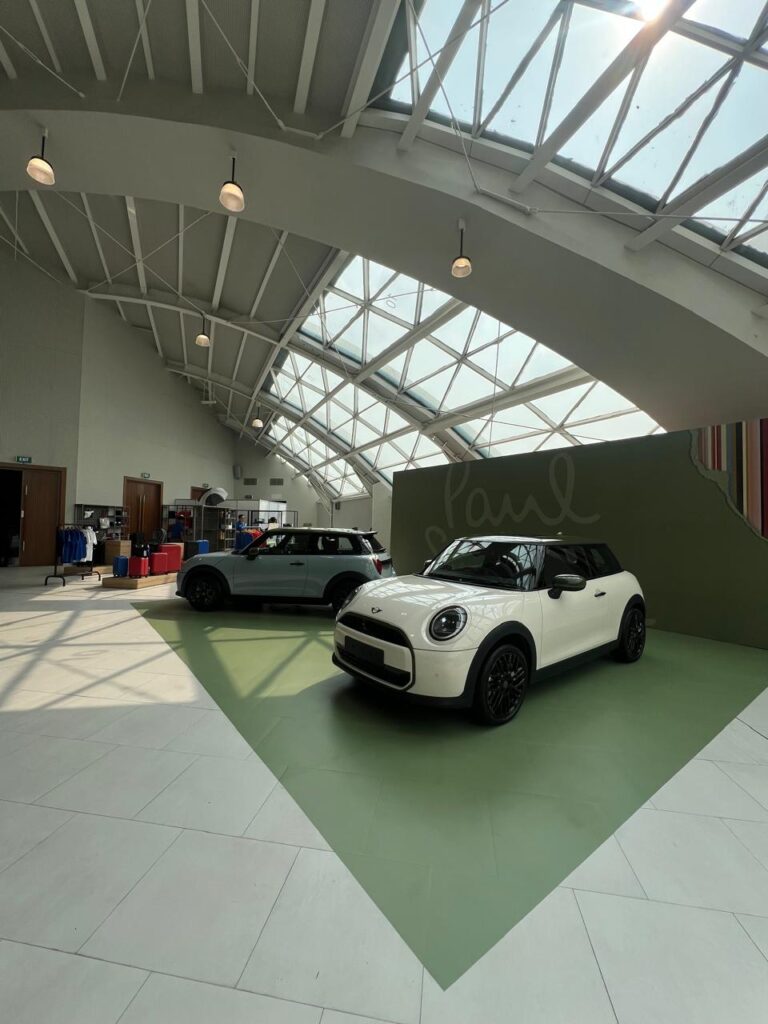 MINI Paul Smith Edition warna Inspired White dan Statement Grey dengan aksen Nottingham Green