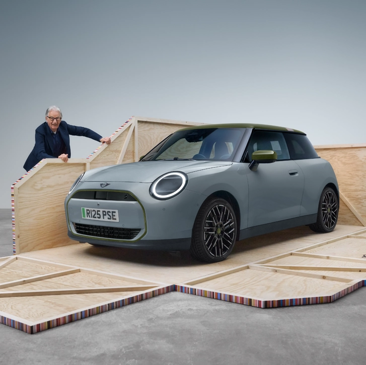MINI Paul Smith Edition Statement Grey bersama Sir Paul Smith