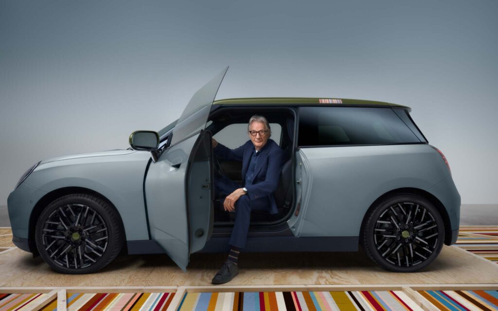 Sir Paul Smith duduk di kabin MINI Paul Smith Edition warna Statement Grey